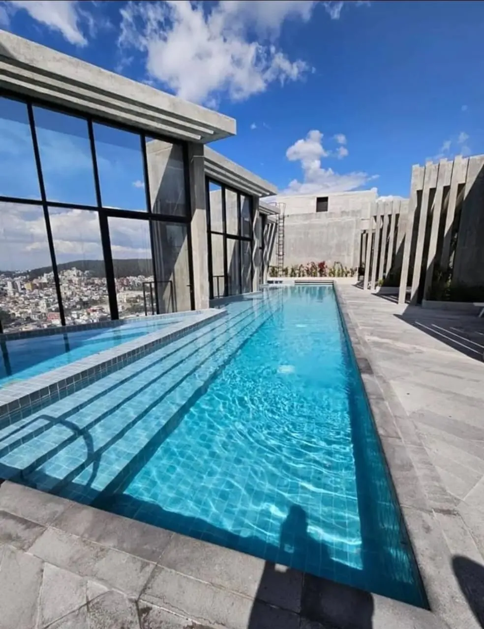 EN VENTA DEPARTAMENTO 2 DORMITORIOS, BALCONES, PARKING REPÚBLICA DEL SALVADOR _ QUITO - 1