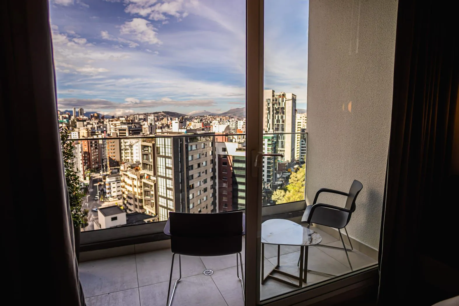 EN  VENTA ESTUDIO, CON BALCÓN, GARAGE, BODEGA SECTOR  REPÚBLICA DEL SALVADOR — foto 3