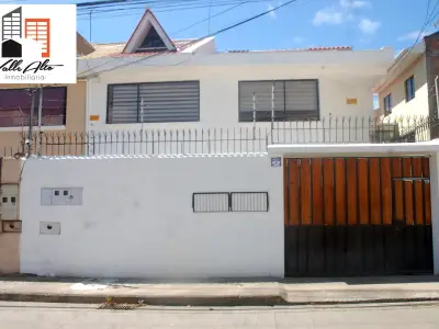 CASA DE DOS DEPARTAMENTOS + SUITE.