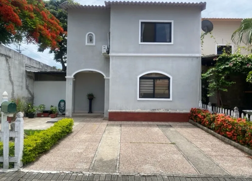 ✨ ¡HERMOSA CASA EN VENTA! 🏡✨ Cómoda, amplia en valle alto Vía la costa❤️ - 2