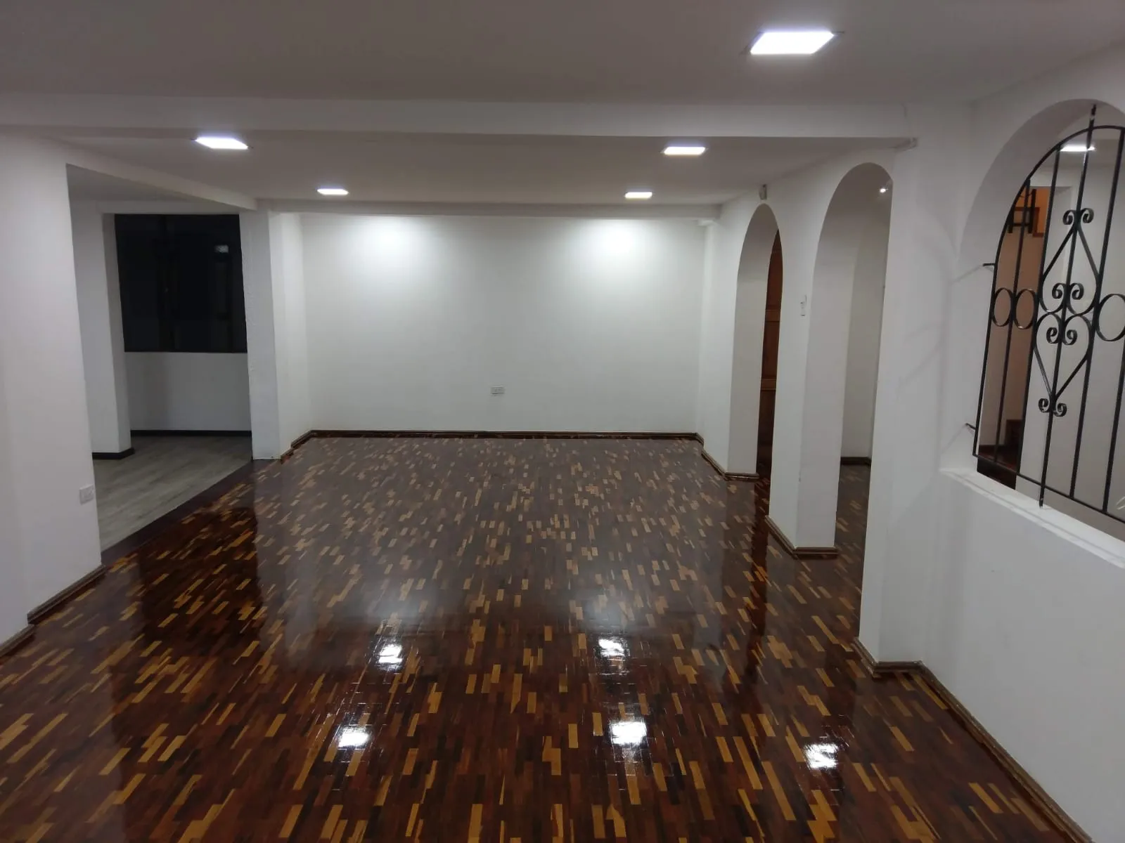 Excelente Oportunida de Inversión. Venta de Propiedad con Casa Duplex y 2 Departamentos. El Batán, Quito — foto 4