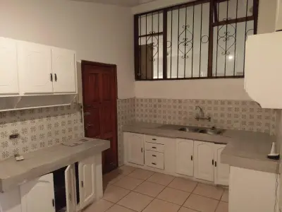Excelente Oportunida de Inversión. Venta de Propiedad con Casa Duplex y 2 Departamentos. El Batán, Quito